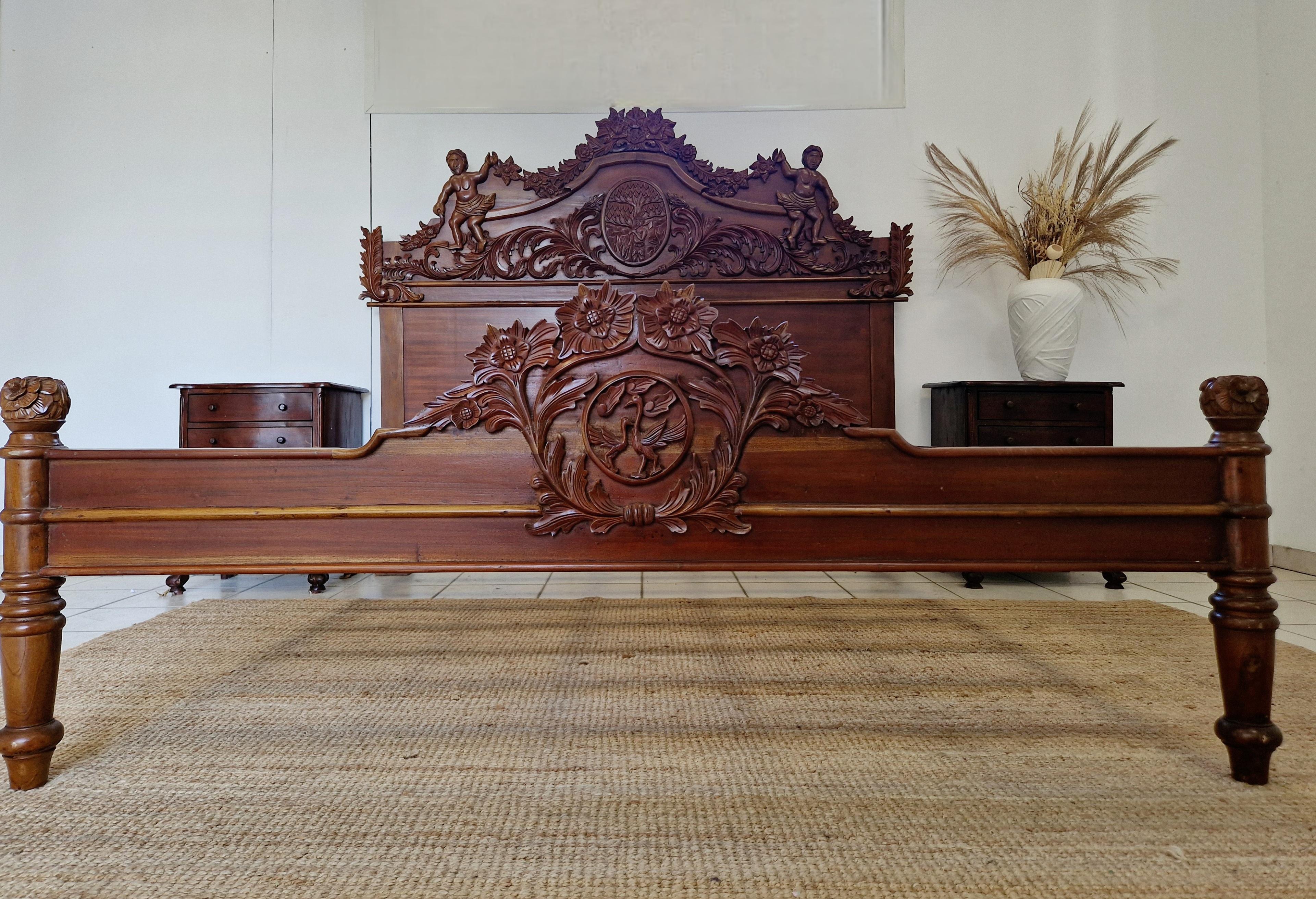 Lit king size et tables de nuit de style Renaissance en vente 7