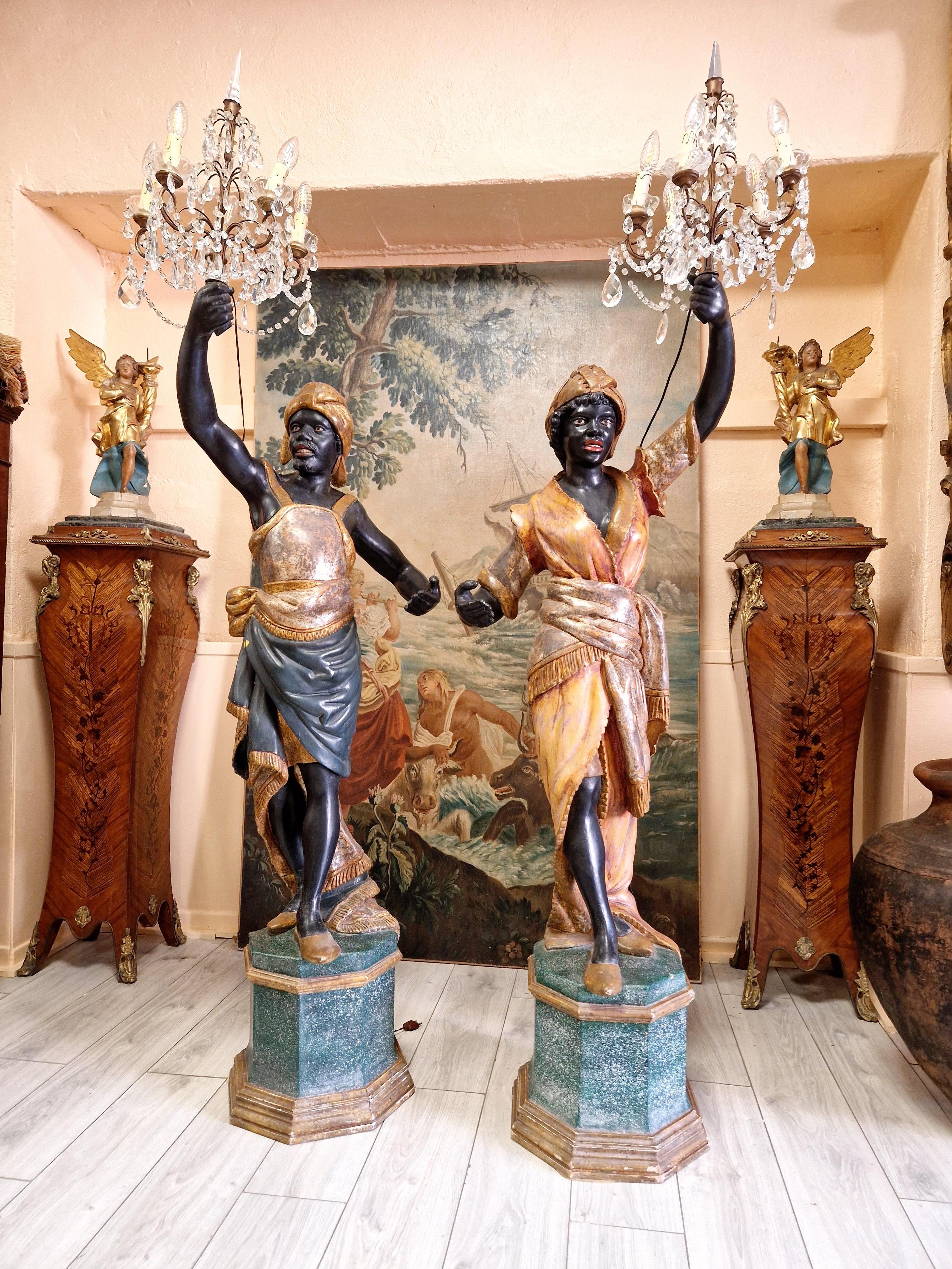 
Améliorez l'ambiance de votre maison avec ces étonnants lampadaires Male and Female ! Magnifiquement fabriquées en Italie, ces lampes anciennes sont en bois polychromé et présentent un design intemporel. La grande taille de ces lampes vintage en