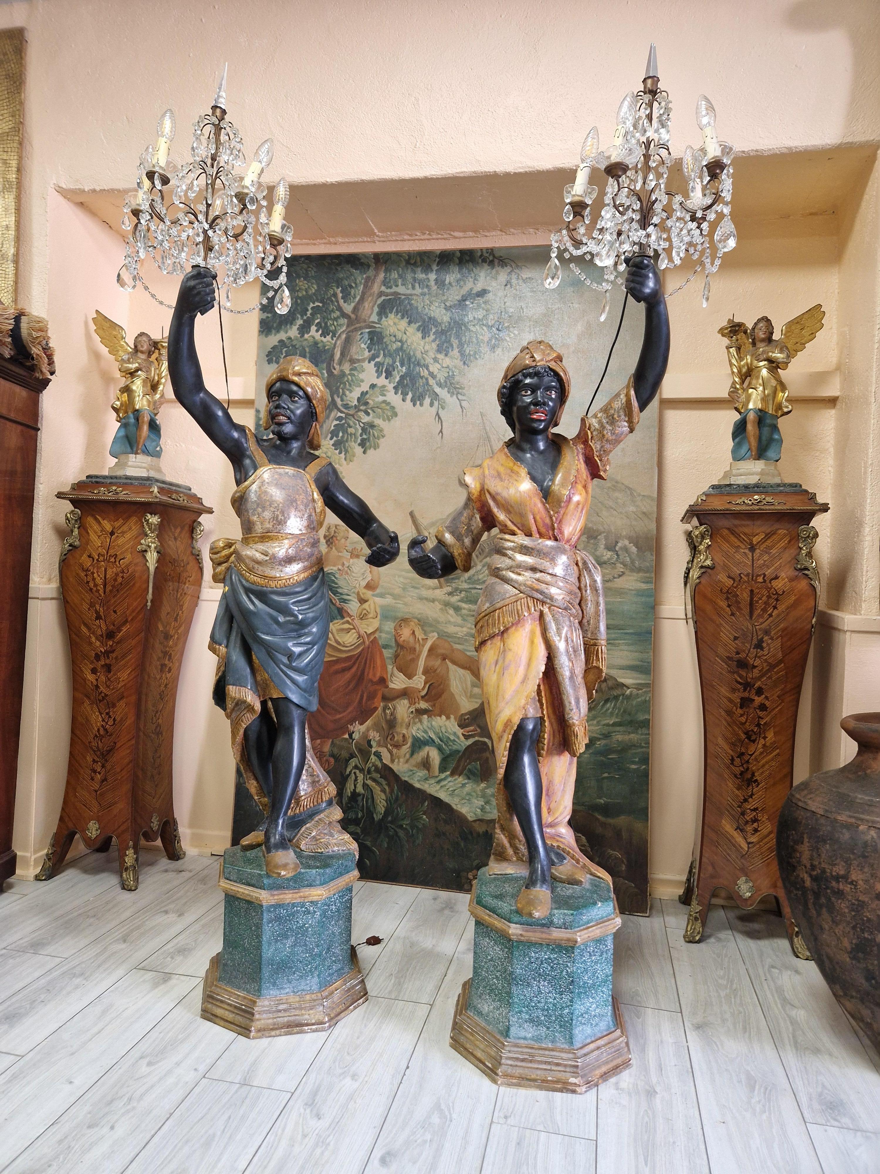 Paire de lampadaires italiens anciens en bois polychromé Bon état - En vente à Buxton, GB