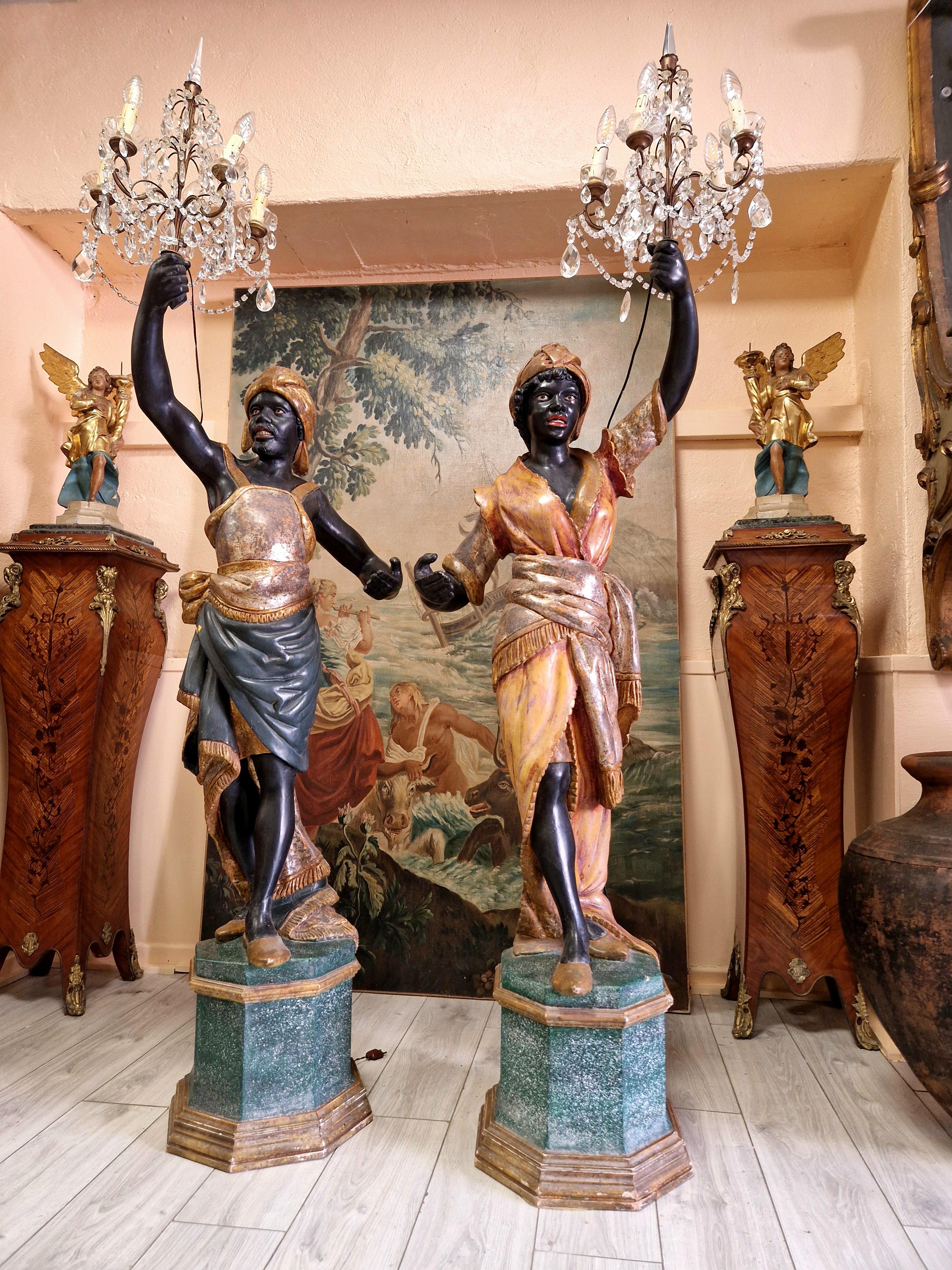 Paire de lampadaires italiens anciens en bois polychromé en vente 1