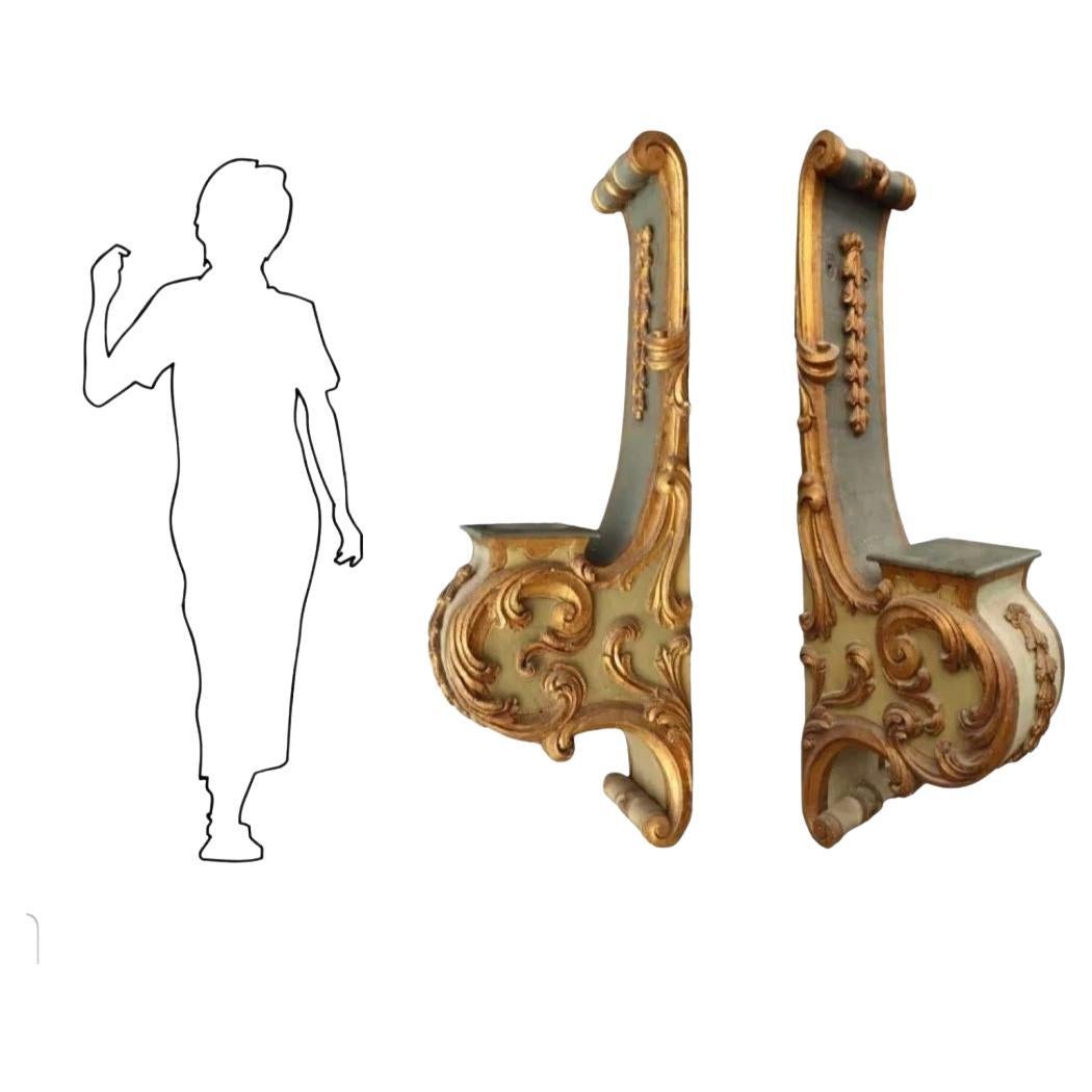 Carved Regale und Wandschränke