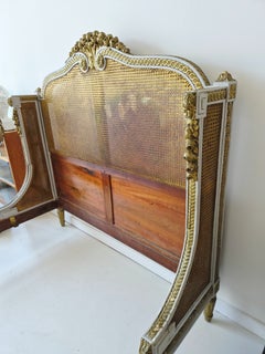Cama de matrimonio europea de estilo Luis XVI con estructura de mimbre, del siglo XIX