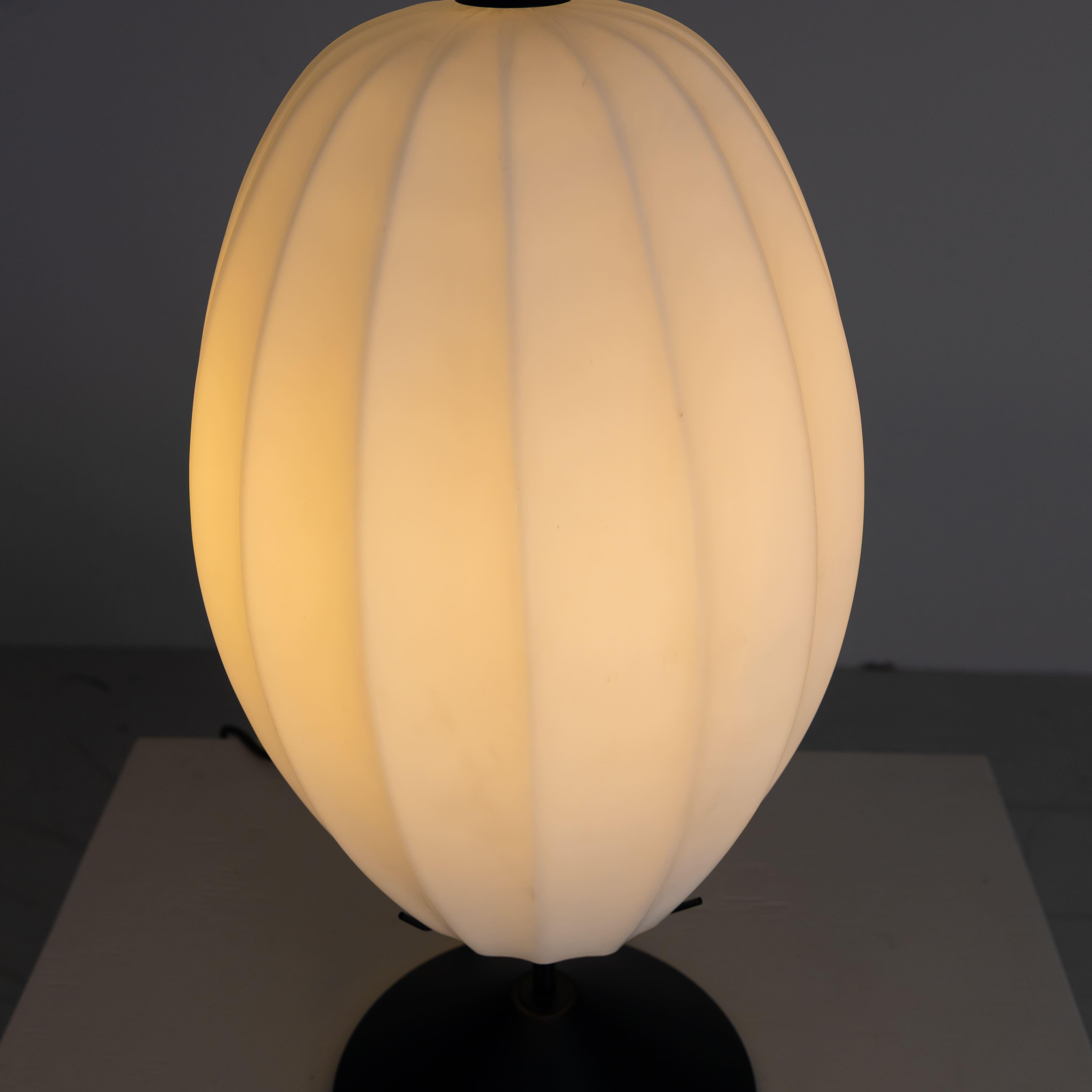 Lampada da tavolo in vetro e legno, 1960 Metal en venta