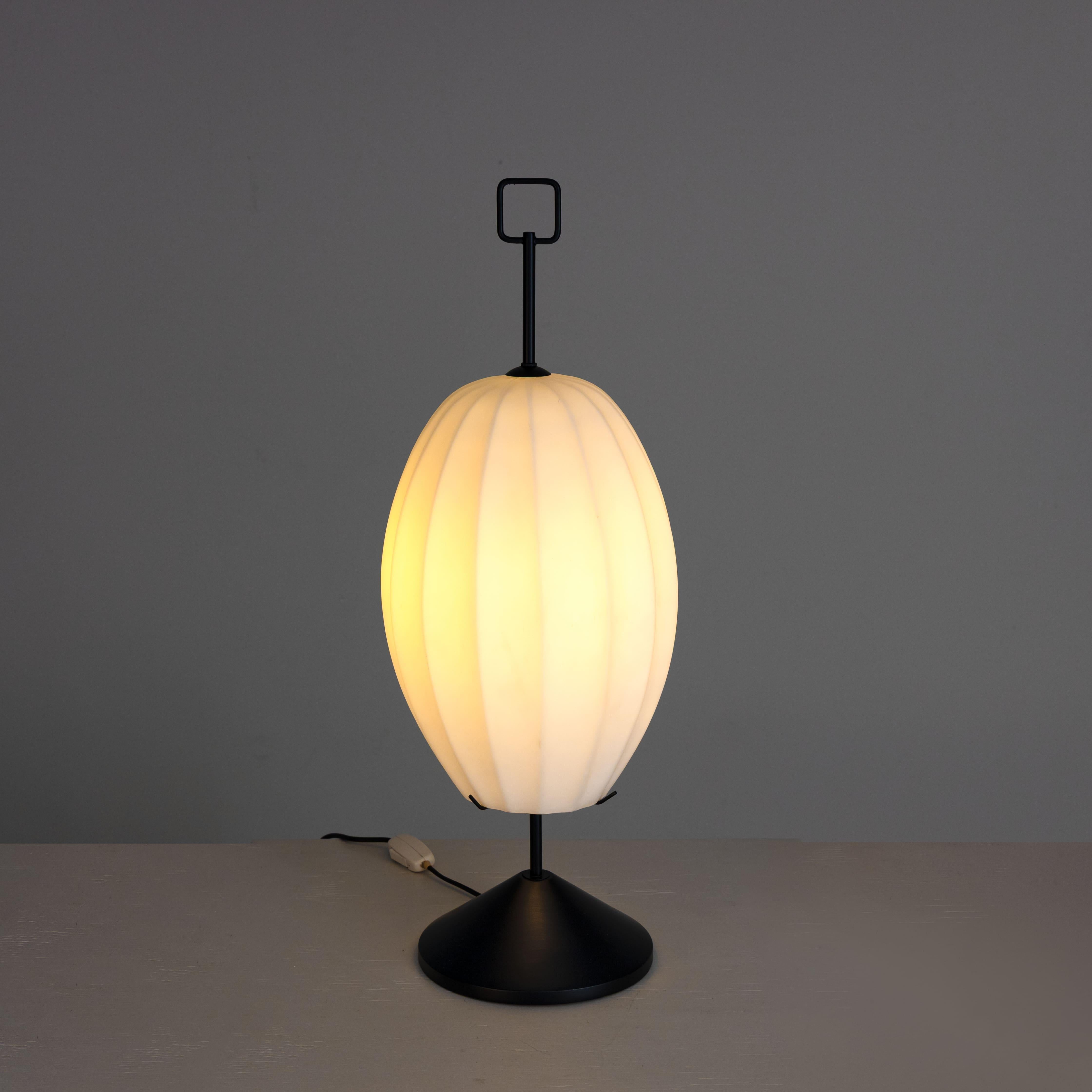 Lampada da tavolo in vetro e legno, 1960 Moderno de mediados de siglo en venta