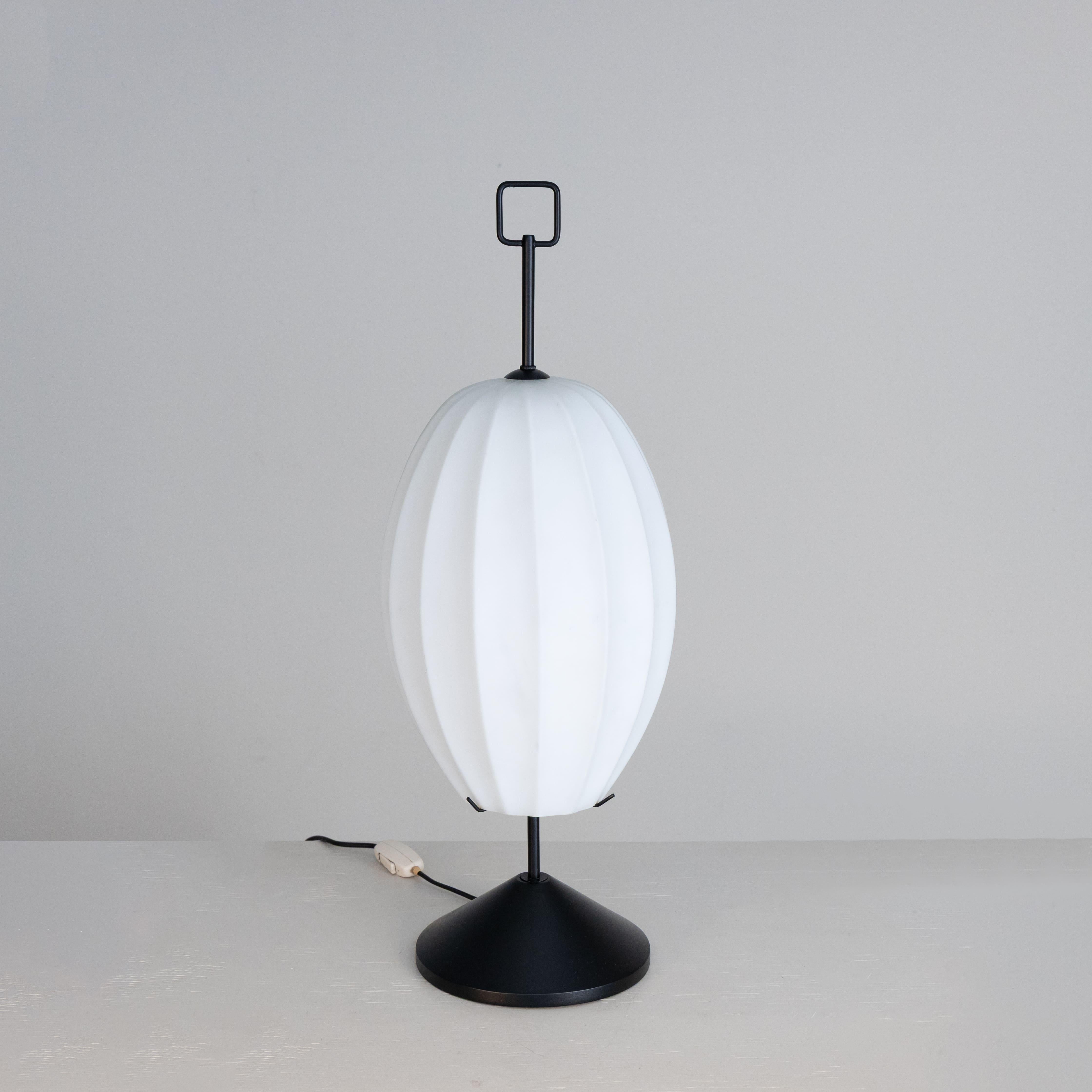 Lampada da tavolo in vetro e legno, 1960 Italian en venta