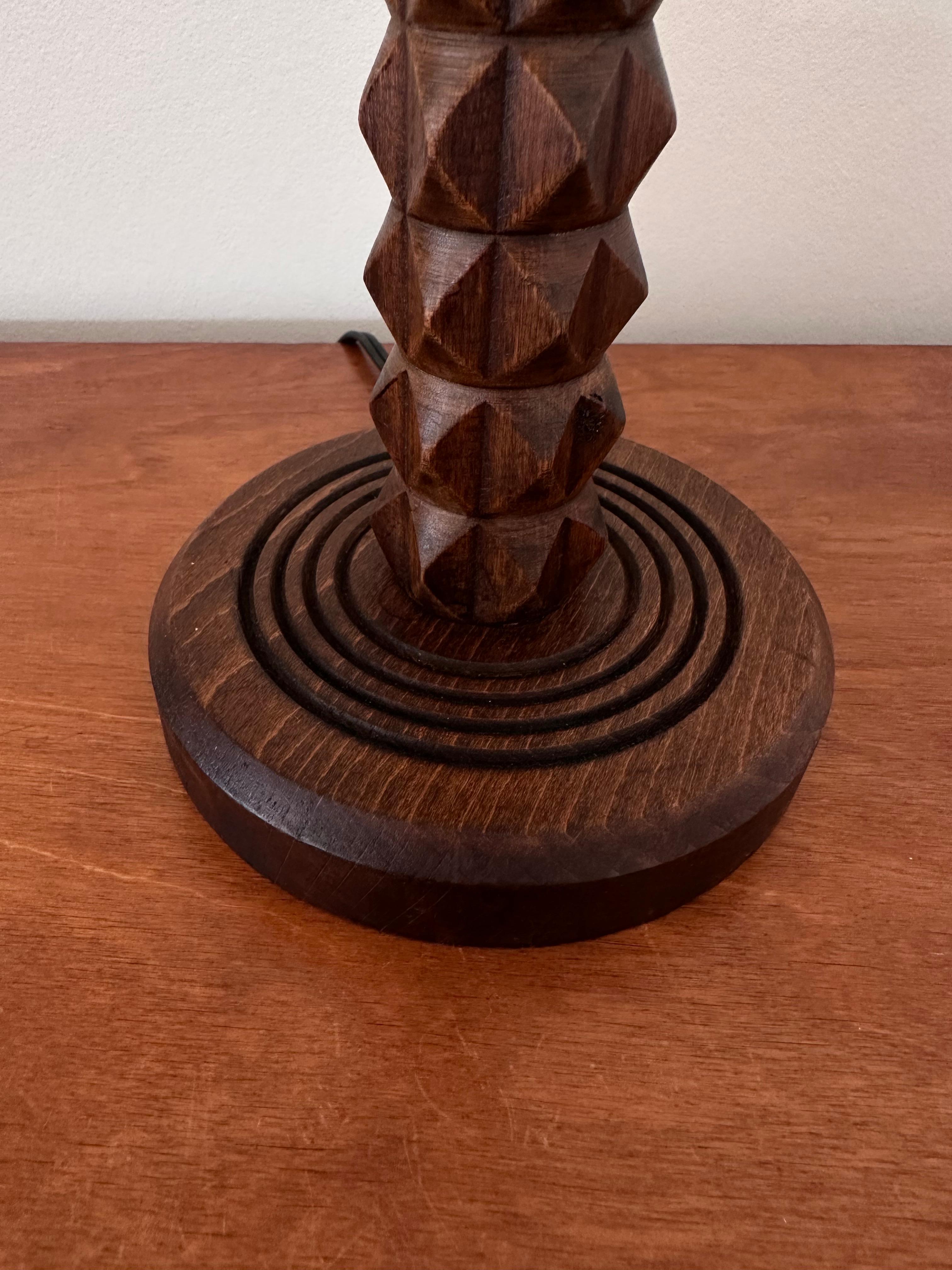 Chêne Lampe de table Art déco française en bois tourné du milieu du siècle dernier, Charles Dudouyt, vers 1930-150 en vente