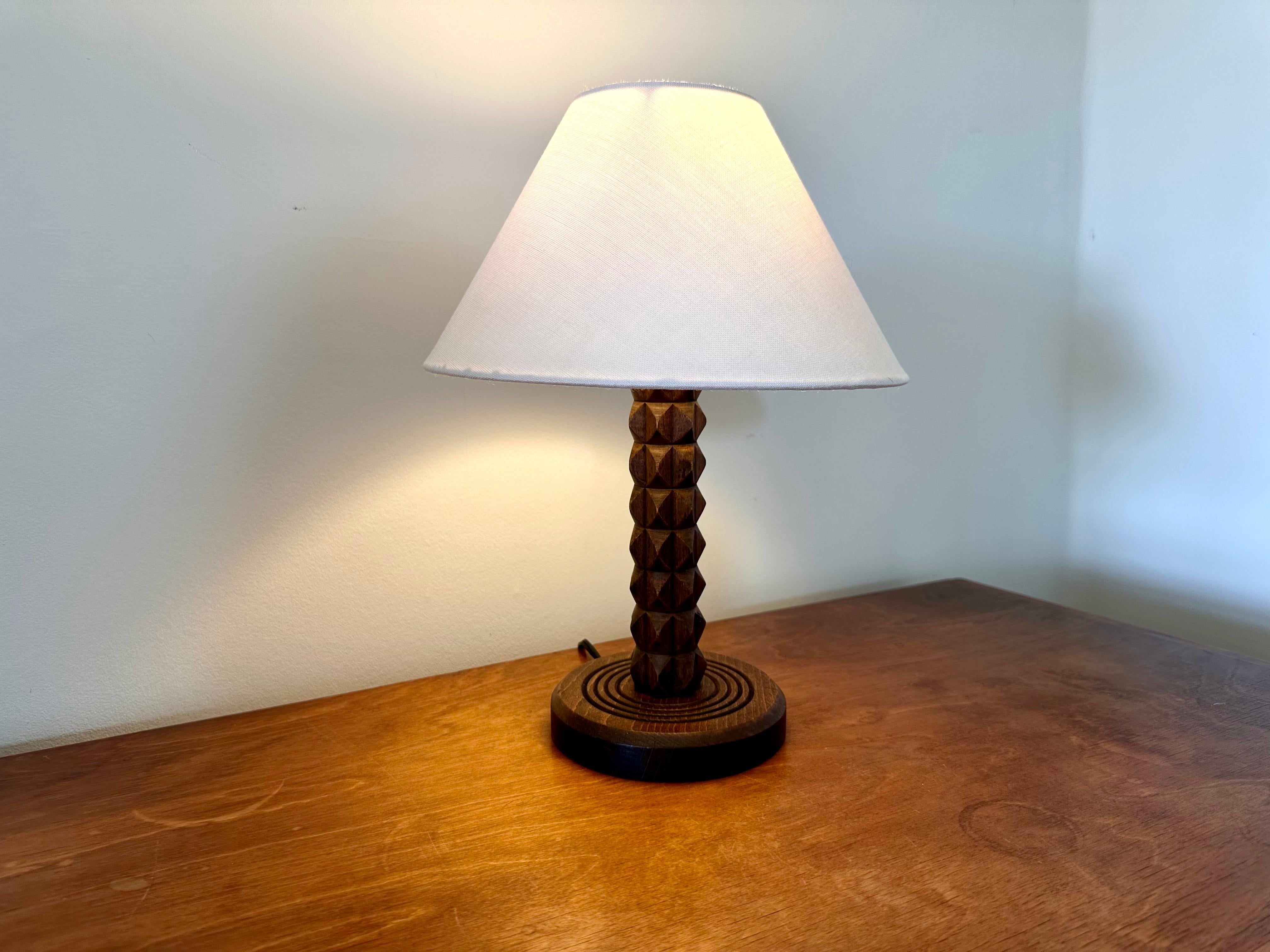 Français Lampe de table Art déco française en bois tourné du milieu du siècle dernier, Charles Dudouyt, vers 1930-150 en vente