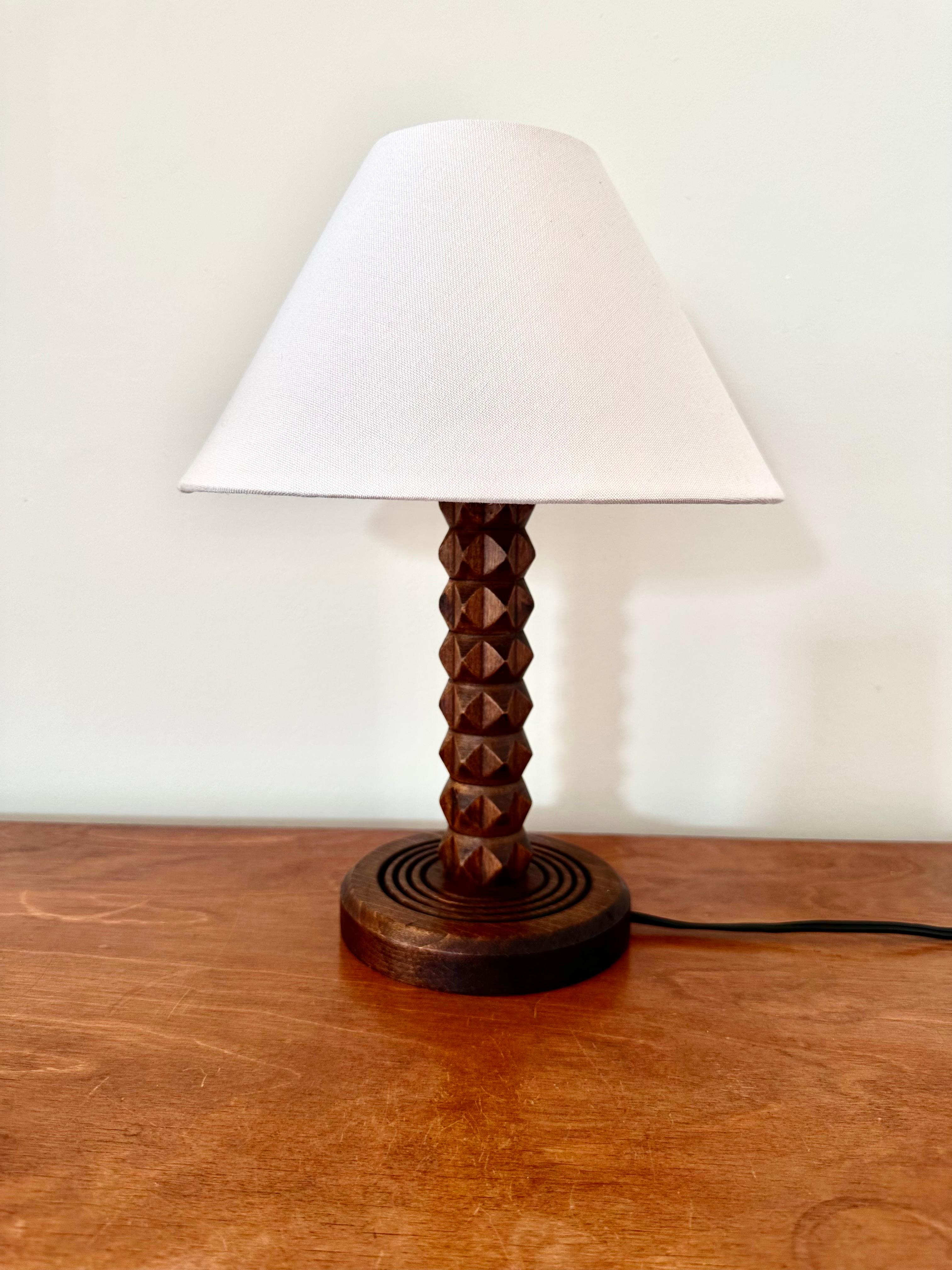 Base de la lampe uniquement - Abat-jour non fourni.

Lampe de table du milieu du siècle Dans le style de Charles Dudouyt, France c 1940-50.

Fabriqué en bois sculpté à facettes dans un style déco tardif.

Une lampe de table bien