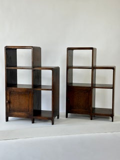 Ein Paar modernistische Art-déco-Bücherregale bzw. Regalelemente aus Eiche. Englisch, um 1930