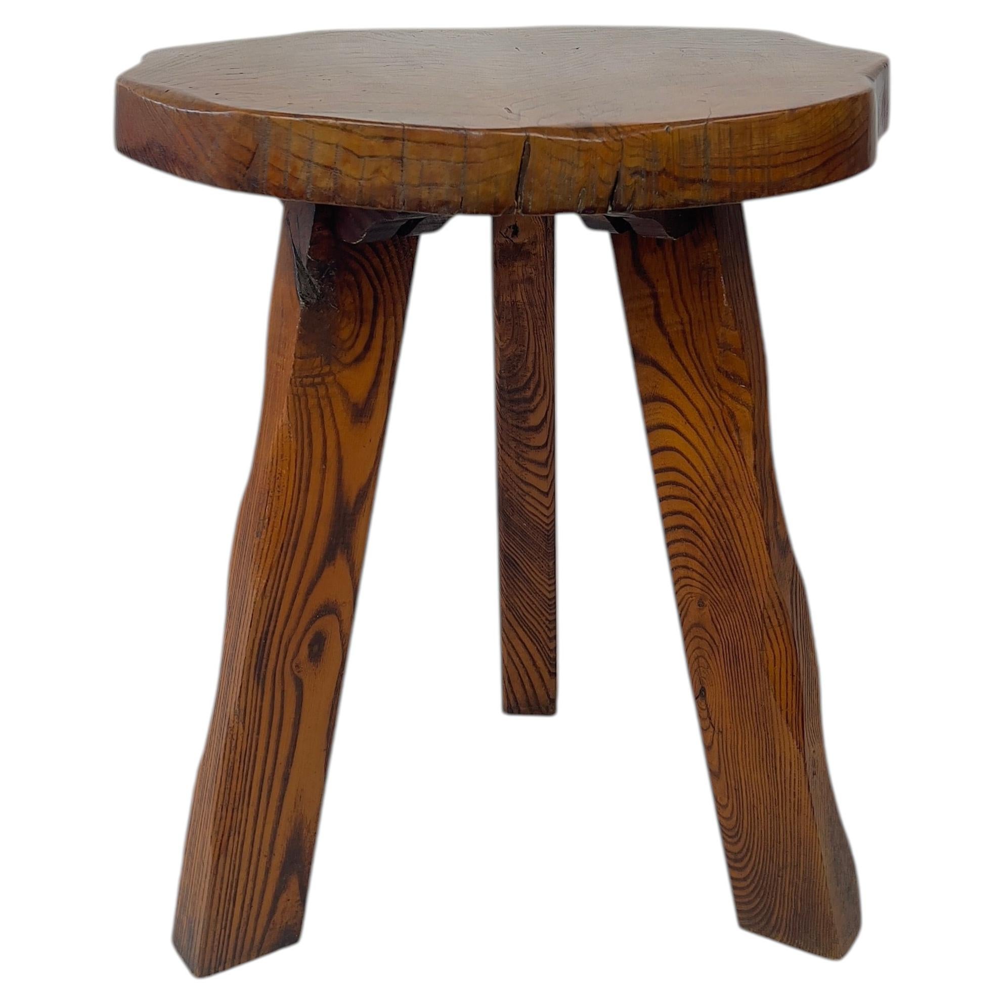 What size should a side table be?