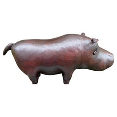 Charmante Hippopotamus von Dimitri Omersa. Fußschemel aus Leder.