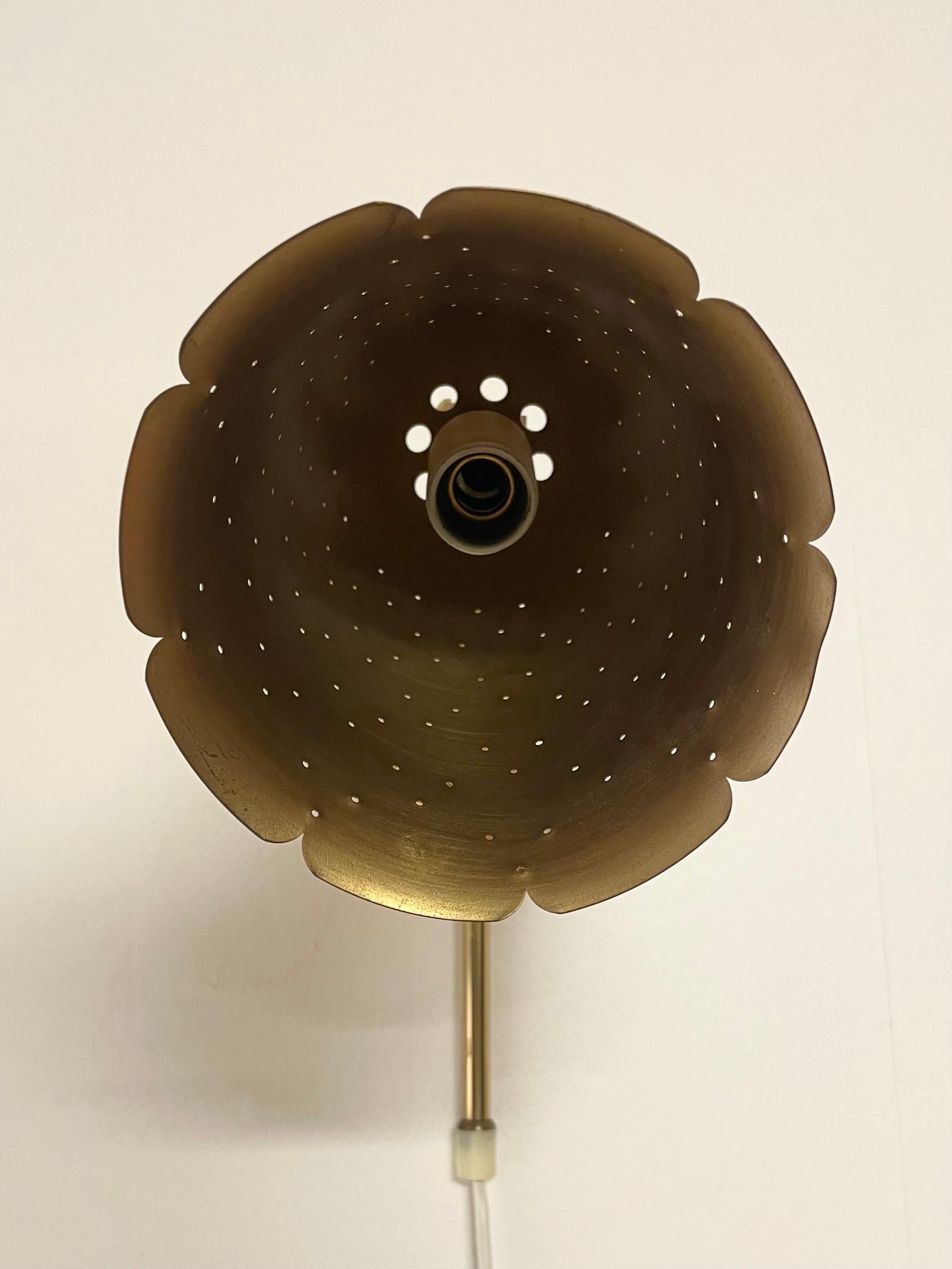 Schwedische Glockenförmige gelochte Wandlampe Nr. 6972 aus Messing von Boréns in Borås (Mitte des 20. Jahrhunderts) im Angebot
