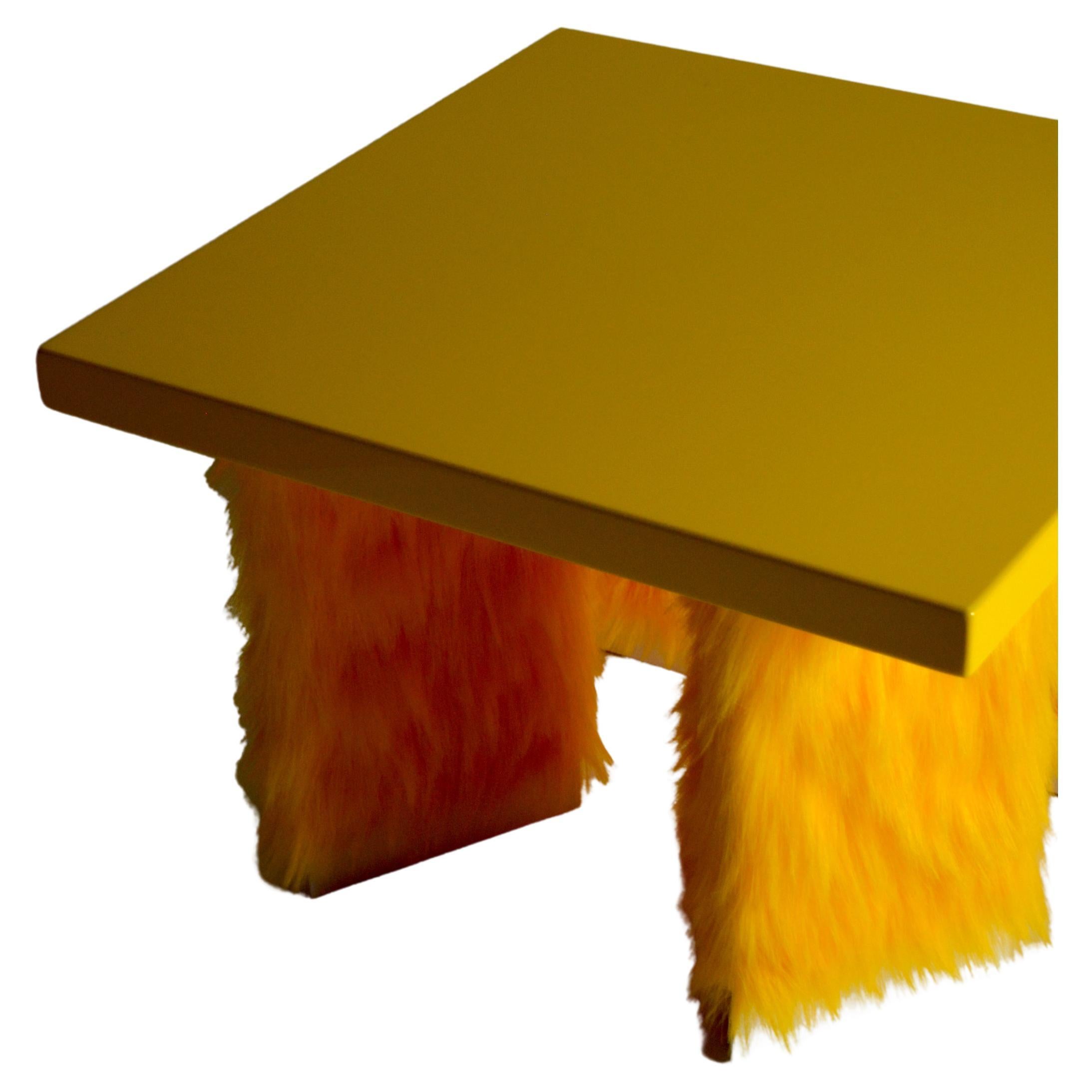 Eccentrico, table basse contemporaine en bois laqué jaune du Studio Greca en vente