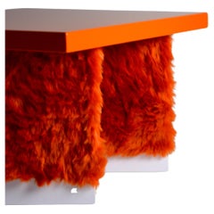 Eccentrico, table basse contemporaine en bois laqué orange du Studio Greca