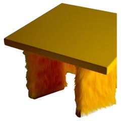 Eccentrico, table basse contemporaine en bois laqué jaune du Studio Greca