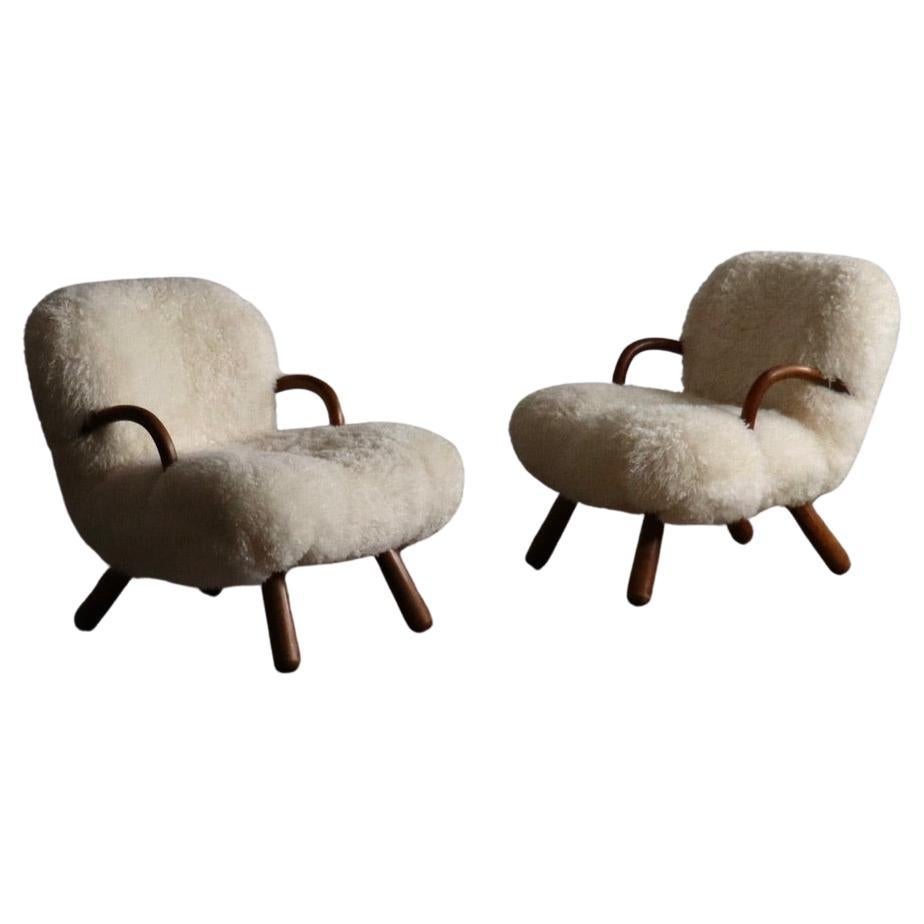 Fantastica coppia di sedie Clam, disegnate nel 1944 a Copenaghen per Madsen & Schubell e da allora diventate un'icona del design moderno danese.

Per molti anni, il vero designer di questa sedia iconica è stato erroneamente attribuito a Philip