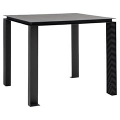 Mesa «Strut» de aluminio negro con un diseño distintivo de las patas hecho a mano