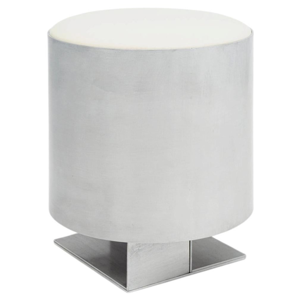 Pouf "Strut" in alluminio realizzato a mano con seduta in vera pelle color bianco sporco