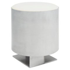 Pouf "Strut" in alluminio realizzato a mano con seduta in vera pelle color bianco sporco