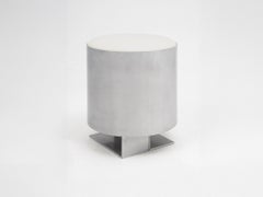 Pouf "Strut" in alluminio realizzato a mano con seduta in vera pelle color bianco sporco