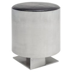 Pouf "Strut" in alluminio realizzato a mano con seduta in vera pelle nera