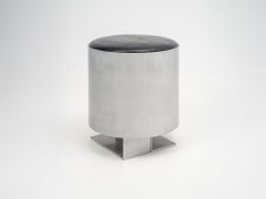 Pouf "Strut" in alluminio realizzato a mano con seduta in vera pelle nera