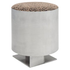 Pouf "Strut" in alluminio realizzato a mano con seduta in tessuto organico color marrone moka