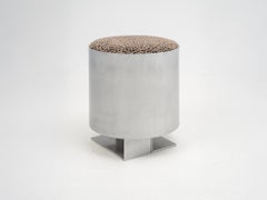 Pouf "Strut" in alluminio realizzato a mano con seduta in tessuto organico color marrone moka