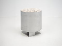 Pouf "Strut" in alluminio realizzato a mano con seduta in tessuto naturale color grigio avorio