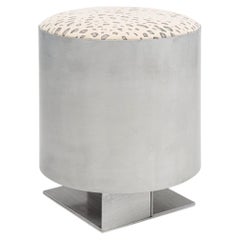 Pouf "Strut" in alluminio realizzato a mano con seduta in tessuto naturale color grigio avorio