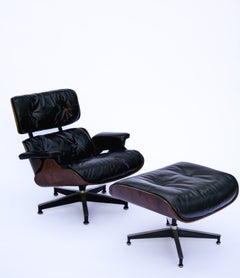 Ensemble fauteuil et repose-pieds Eames, cuir noir, années 1960, États-Unis