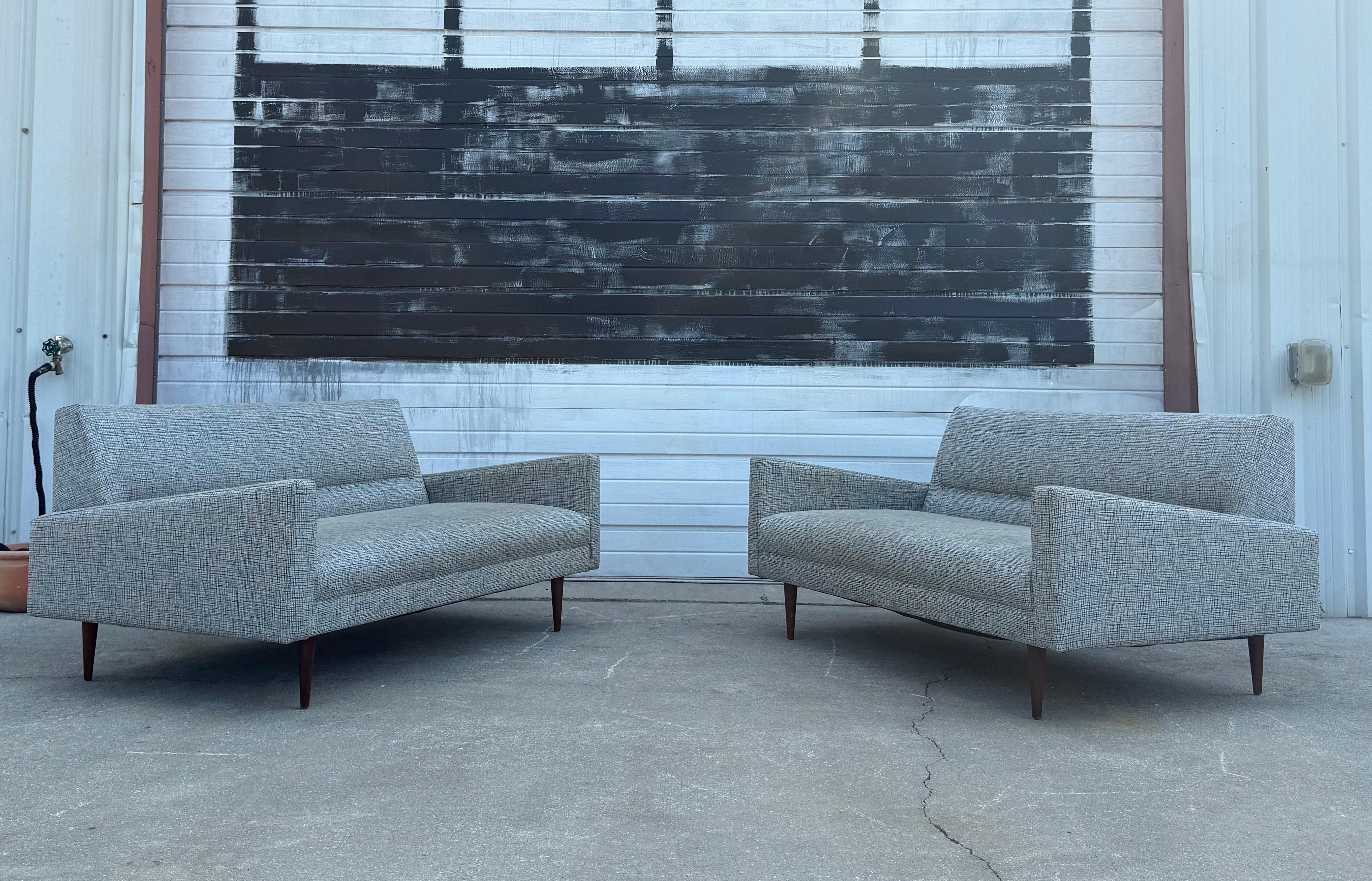 Vintage loveseats fait sur mesure dans un tissu contemporain utilisable, mais serait très bien tapissé. Le prix s'entend par causeuse. Légère usure sur le bord inférieur du dos. Usure normale.

Dimensions : 56