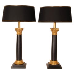 Coppia di lampade da tavolo italiane d'epoca con colonna corinzia in legno intagliato nero e oro