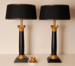 Coppia di lampade da tavolo italiane d'epoca con colonna corinzia in legno intagliato nero e oro