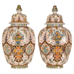 Vasi di Delft: vasi alti in terracotta policroma con coperchio, vasi da pavimento, un paio