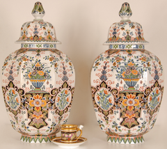 Vasi di Delft: vasi alti in terracotta policroma con coperchio, vasi da pavimento, un paio