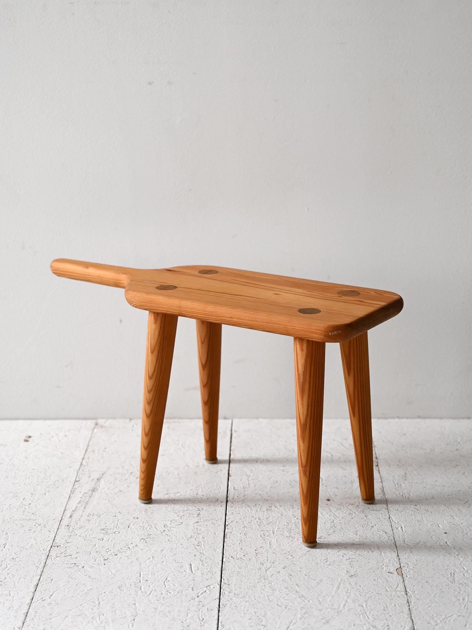 Sgabello vintage in larice massello con gambe tornite e piano sagomato, produzione scandinava anni ’50/’60.

Sgabellino scandinavo vintage in larice massello, databile agli anni ’50/’60. Il piano sagomato con manico laterale ricorda un utensile da