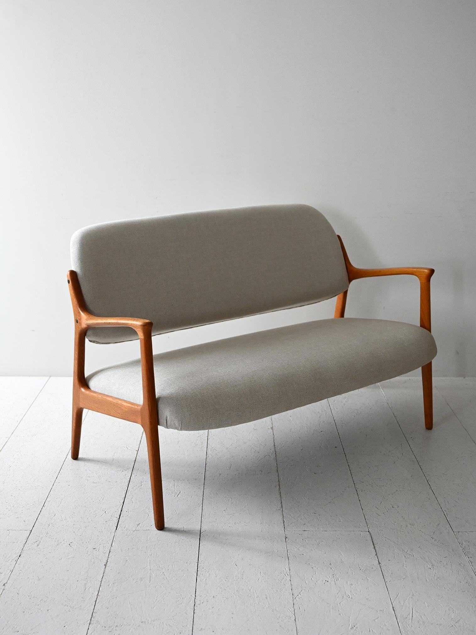 Divano scandinavo originale anni ’50 prodotto da Bröderna Andersson, ritappezzato in cotone grigio chiaro.

Modello originale “Domus” prodotto da Bröderna Andersson in Svezia negli anni ’50. Il telaio in legno massello scolpito, con braccioli curvi