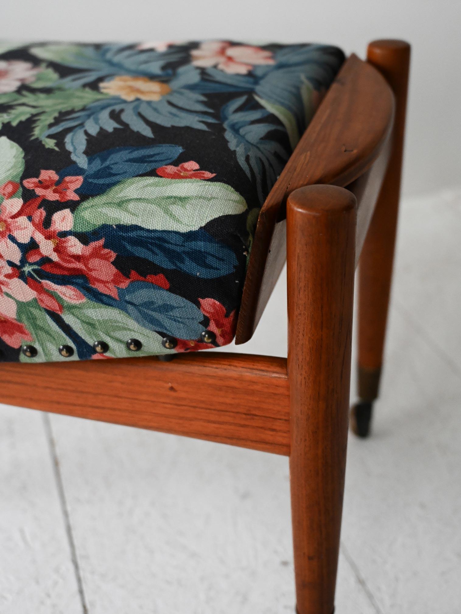 Poggiapiedi scandinavo anni ’50 con tessuto Frank Mid-20th Century en venta