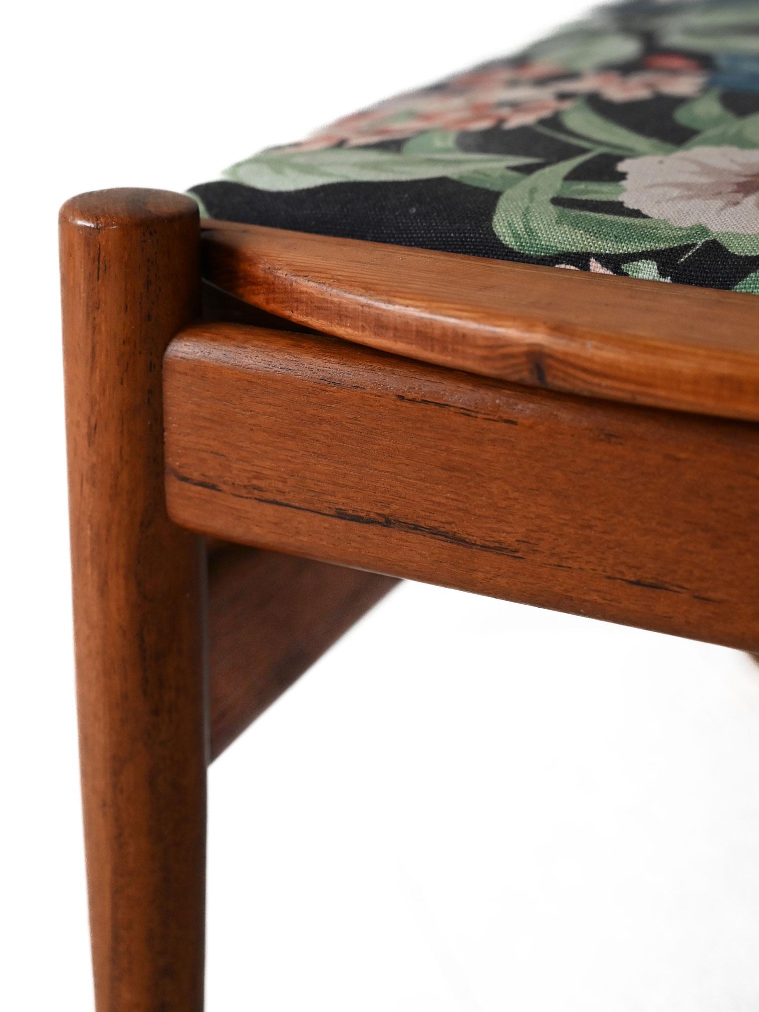 Poggiapiedi scandinavo anni ’50 con tessuto Frank Swedish en venta