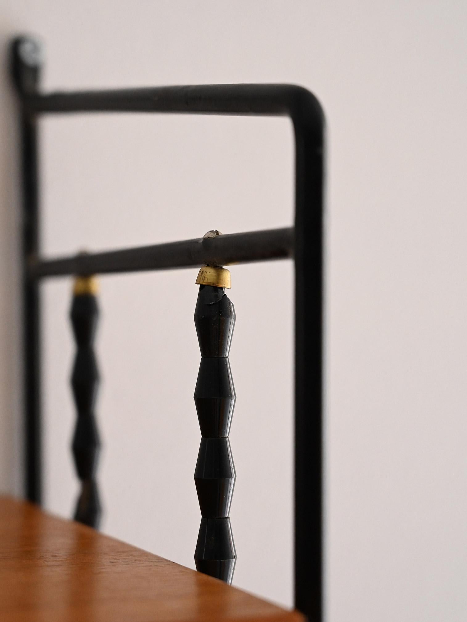 Teak Sistema mensole Hylla scandinavo in teak con cassetti For Sale