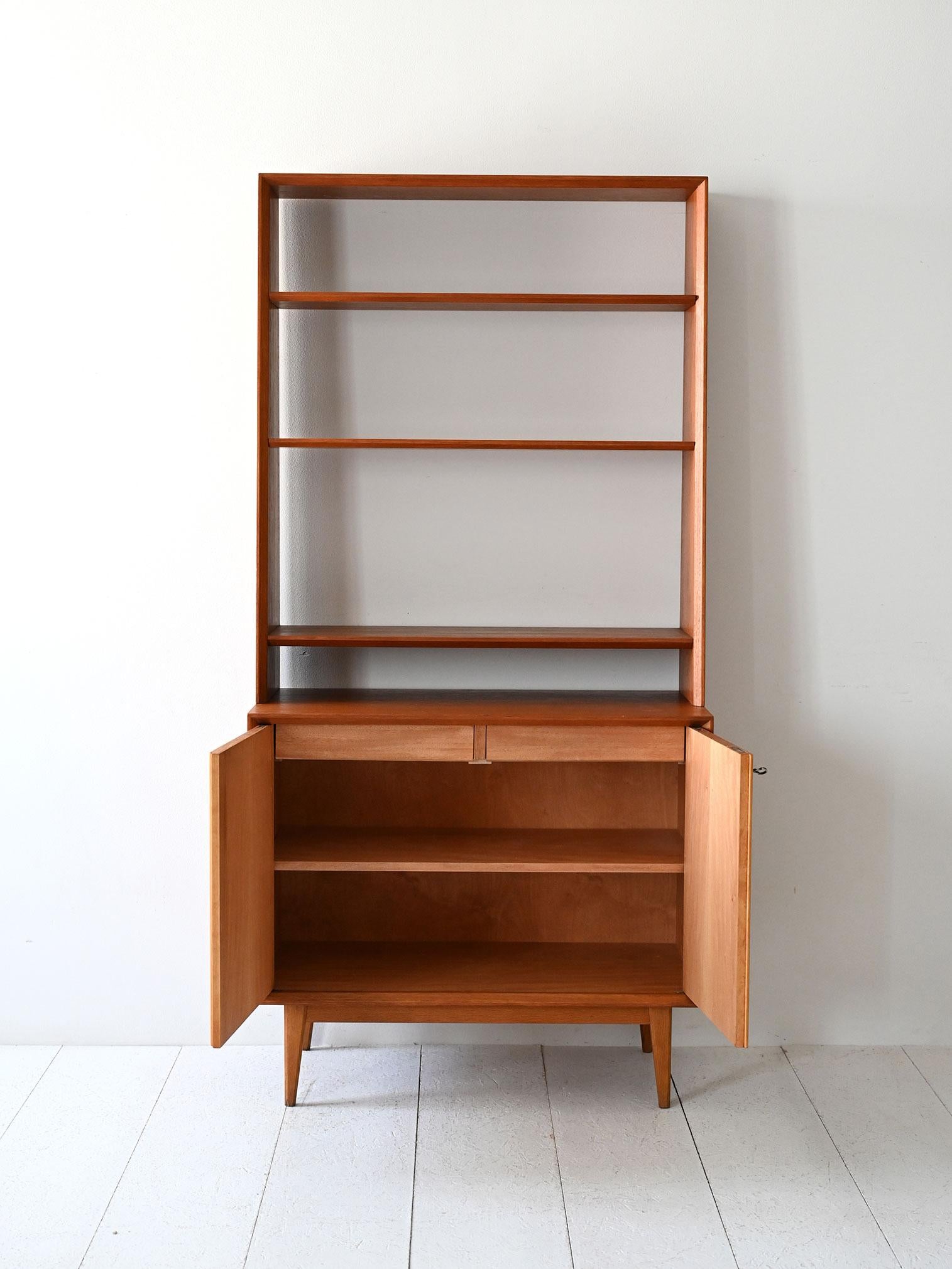 Scandinavo moderno Libreria scandinava anni 60 in teak con vano contenitore in vendita