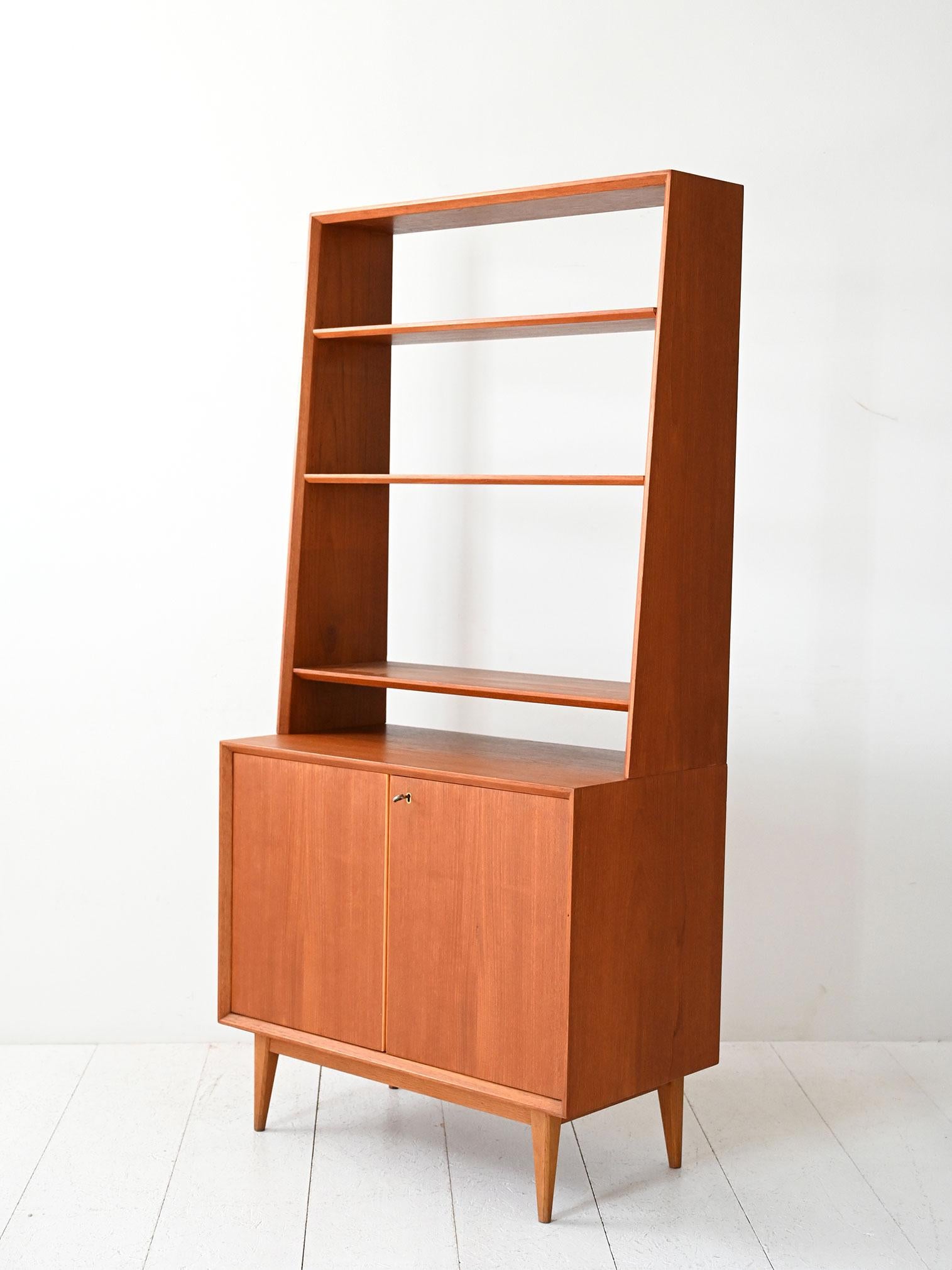 Libreria scandinava anni 60 in teak con vano contenitore In condizioni buone in vendita a Brescia, IT