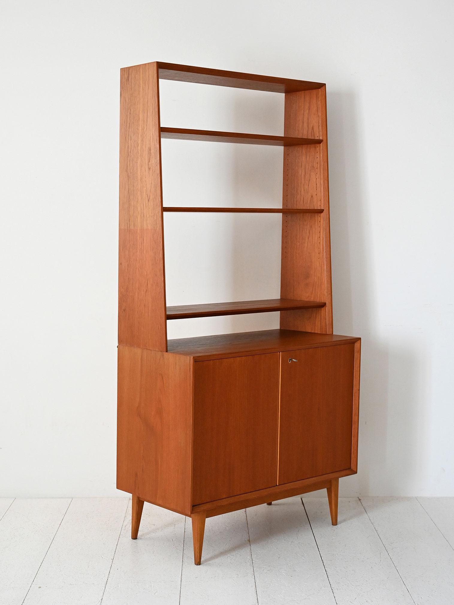 Scandinavian Libreria scandinava anni 60 in teak con vano contenitore in vendita
