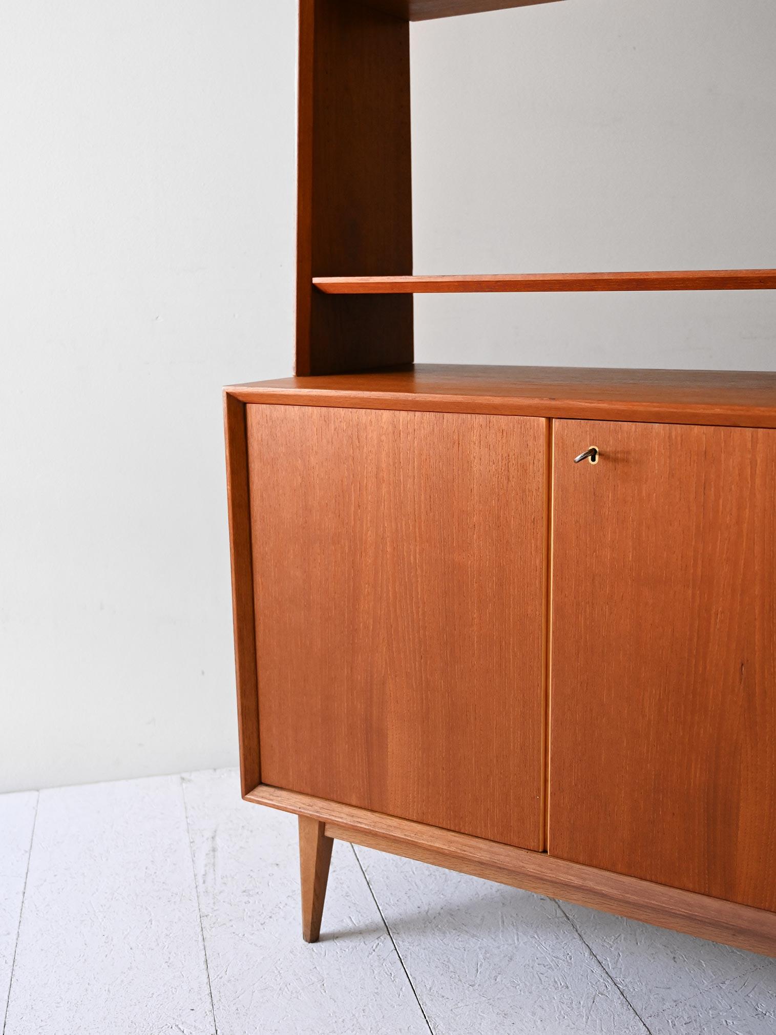Mid-20th Century Libreria scandinava anni 60 in teak con vano contenitore in vendita
