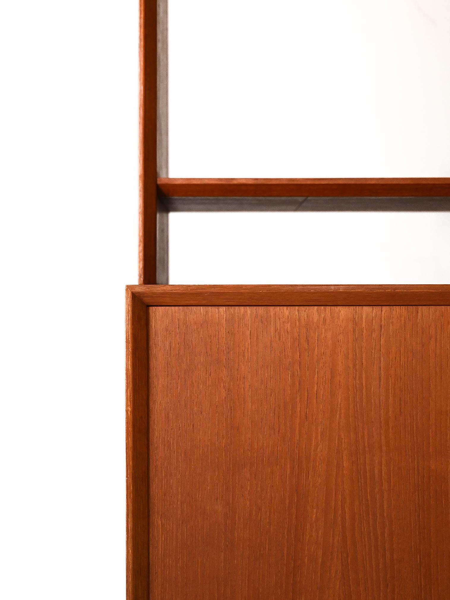 Libreria scandinava anni 60 in teak con vano contenitore in vendita 1
