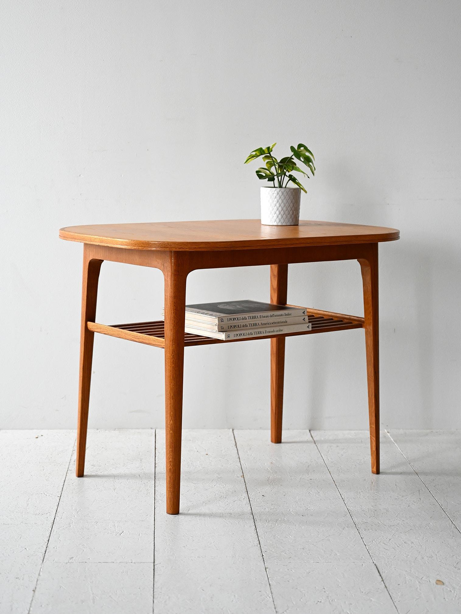 Tavolino vintage in rovere con mensola a listelli e struttura leggera. Prodotto originale con etichetta Kägers Industrier AB.

Tavolino scandinavo da salotto degli anni 60 realizzato in rovere massello. Piano superiore stondato e struttura leggera