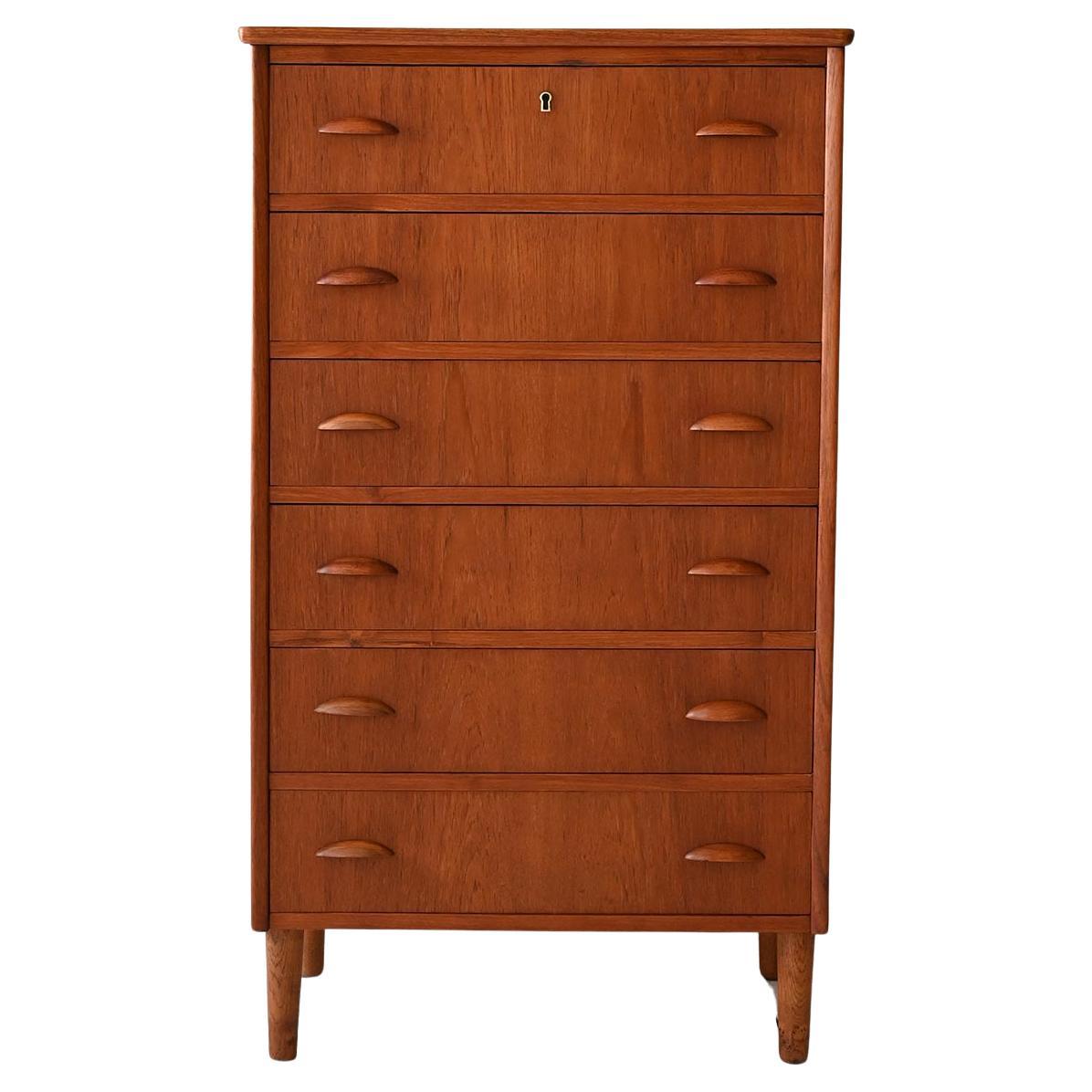Sestina scandinava in teak con maniglie sagomate