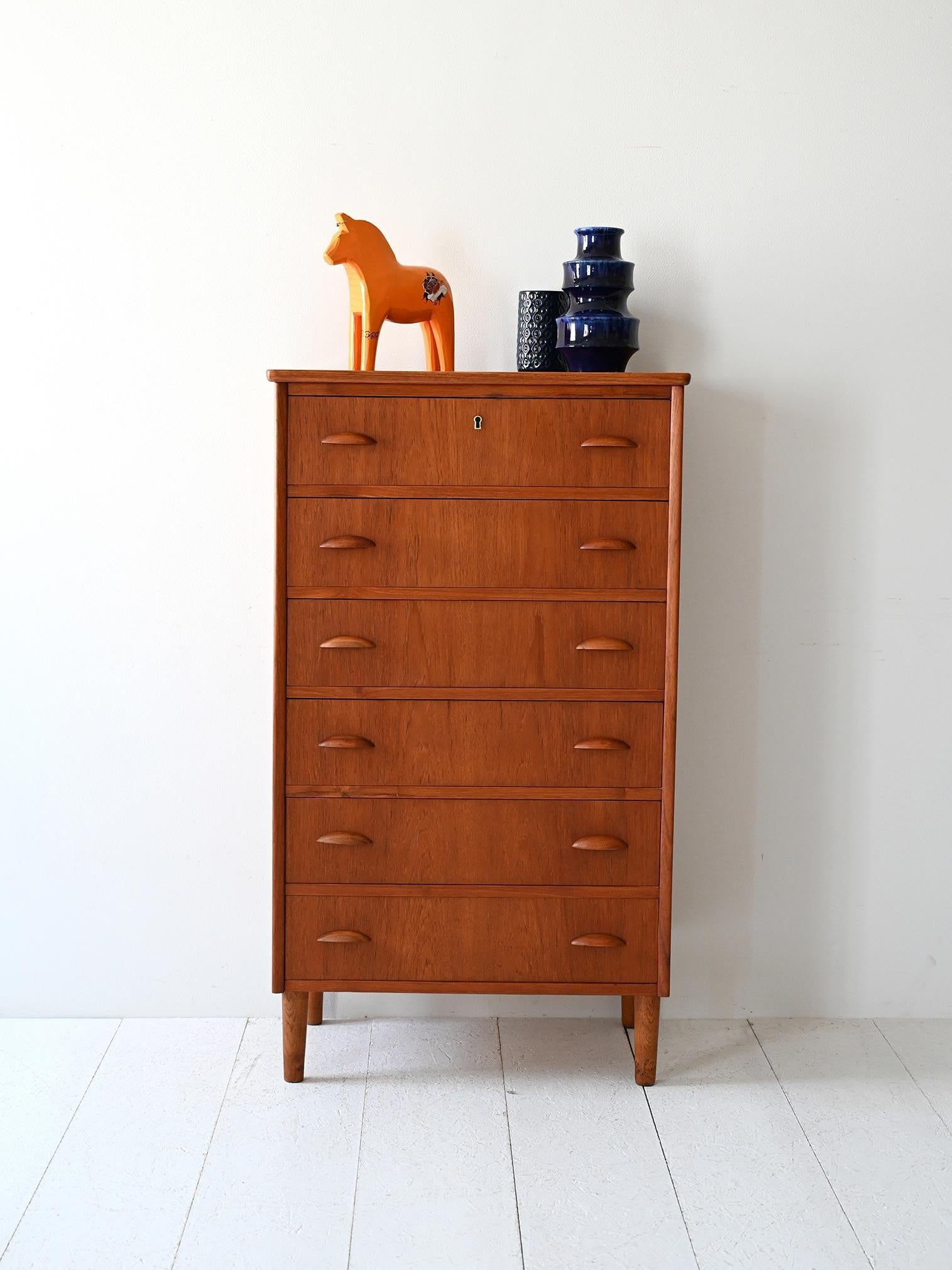 Cassettiera anni 50/60 con sei cassetti, maniglie a sbalzo scolpite e struttura in teak dalla linea pulita.

Cassettiera scandinava a sei cassetti, realizzata in teak negli anni tra la fine dei ’50 e l’inizio dei ’60. Le maniglie a sbalzo,