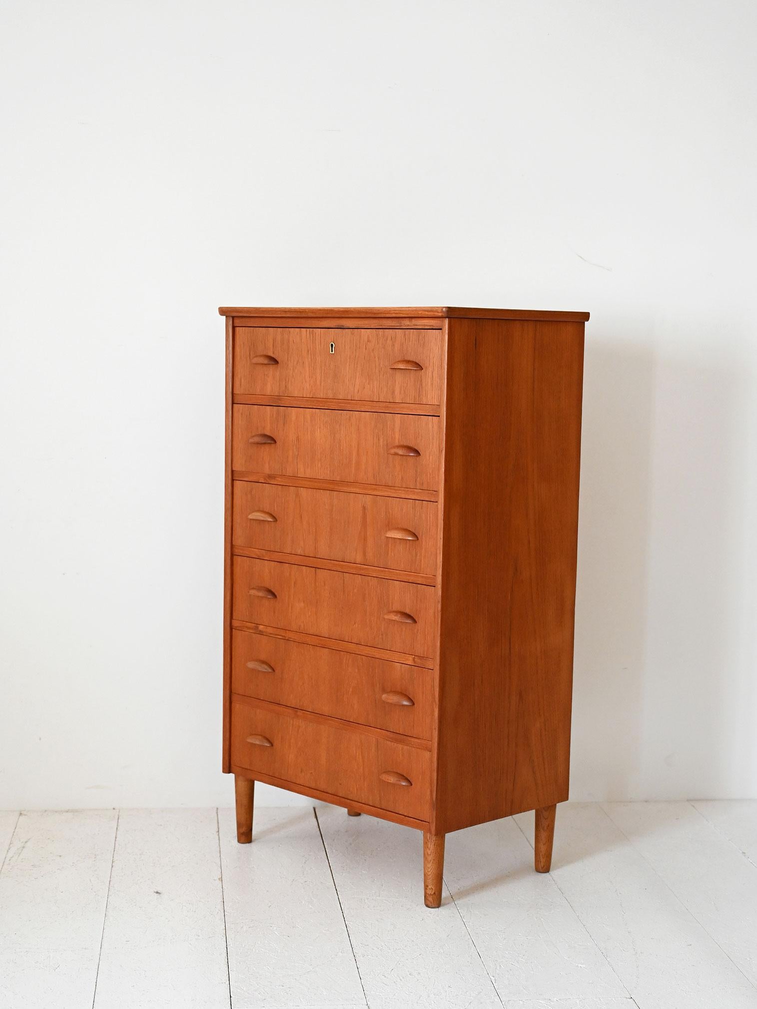 Scandinavian Sestina scandinava in teak con maniglie sagomate in vendita
